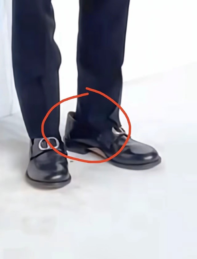 演员李昀锐出席迪奥开幕活动，脚上的皮鞋大了好多，穿了一双很不合脚的鞋子，让我想起