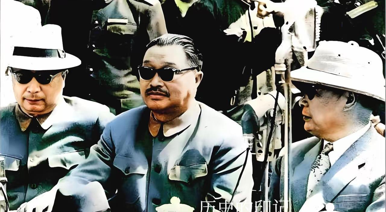 历史老照片分享。上世纪50年代，聂荣臻，贺龙，陈毅三位元帅一同观看航空表演时，