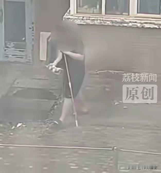 女同学的衣衫，一不能穿，二不值钱，男生要它干啥？2026年5月12日晚，有网友