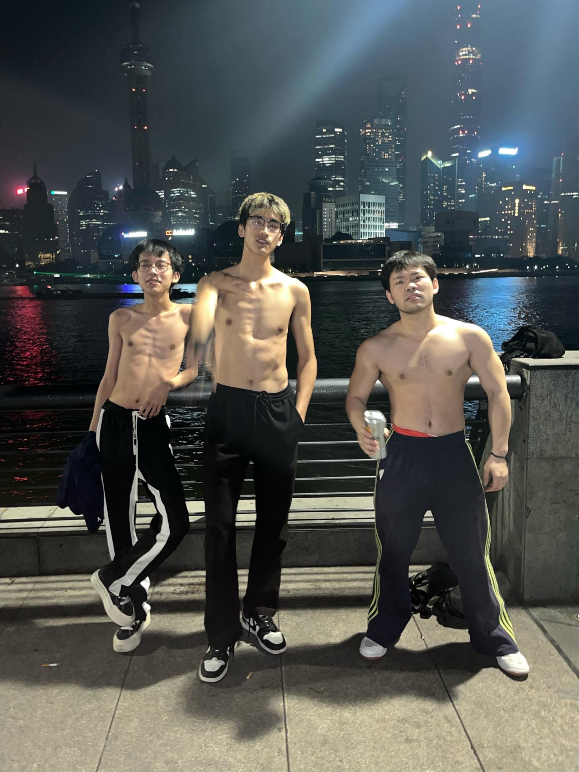 神人游上海。