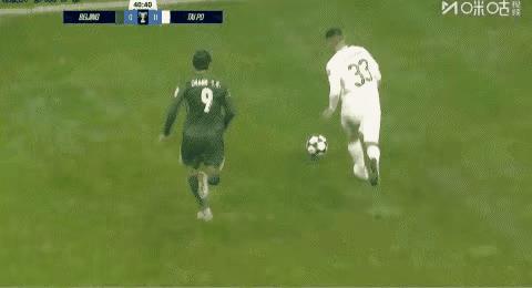 张玉宁忍受胯下之辱，张玉宁太猛了，昨天边线拼抢球都不怕受伤，自己硬钢大浦后卫，破