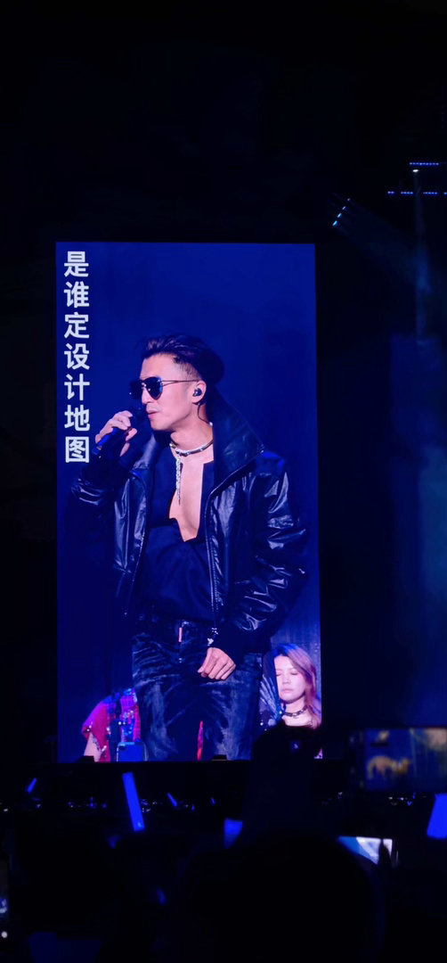 谢霆锋今晚神图有了谢霆锋造型师审美谢霆锋今晚这造型太绝了🖤深V黑衬衫+皮衣