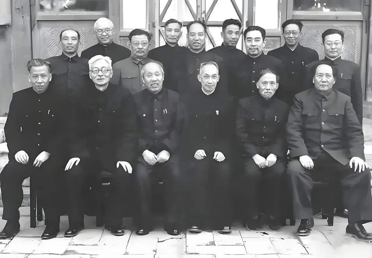 毛主席与延安五老等人合影时，他坐在最边上的座位，周总理也只能站在后排。这是建