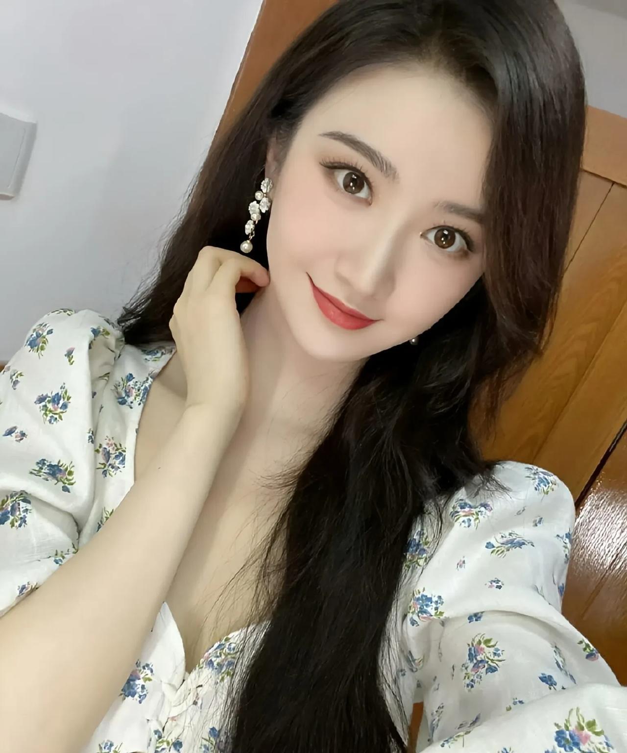 景甜一袭碎花上衣出镜，长发如瀑倾洒。眉眼弯弯，笑意盈盈，似藏着万千星辰。比心、