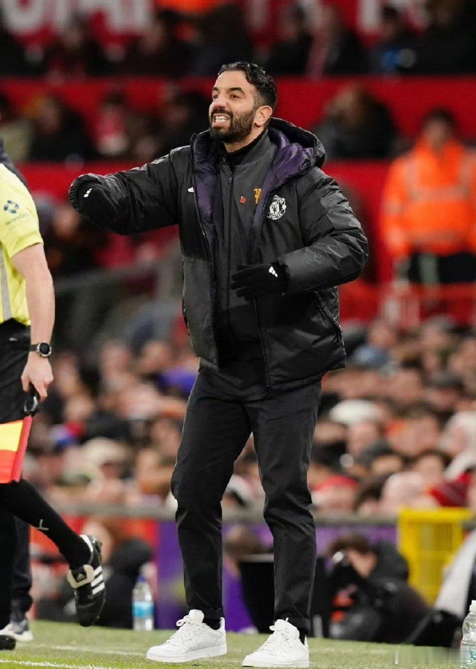 【阿莫林赛后言论】，曼联主帅阿莫林赛后在接受采访时表示：“本场比赛，不管是11人