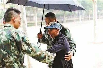 广西南宁,爸爸不满儿子考试得10分,一时冲动,抓起椅子扔向儿子,儿子躲闪不及,顿