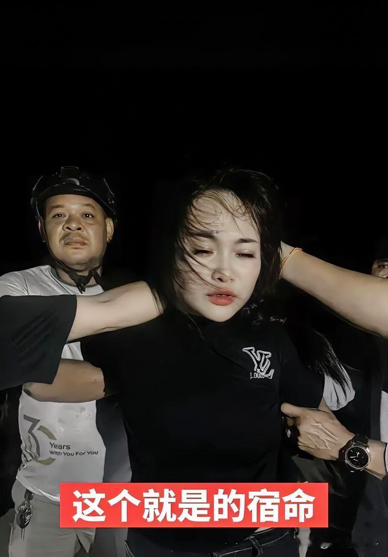 这个女人一夜之间霸屏，在柬埔寨法院，独身一人将自己男人带出。画面太令人震