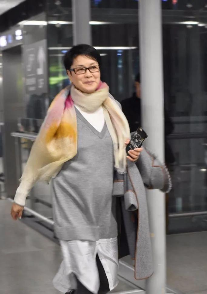 62岁毛阿敏太会穿！叠穿造型时髦又高级62岁毛阿敏的机场穿搭太亮眼了！灰色