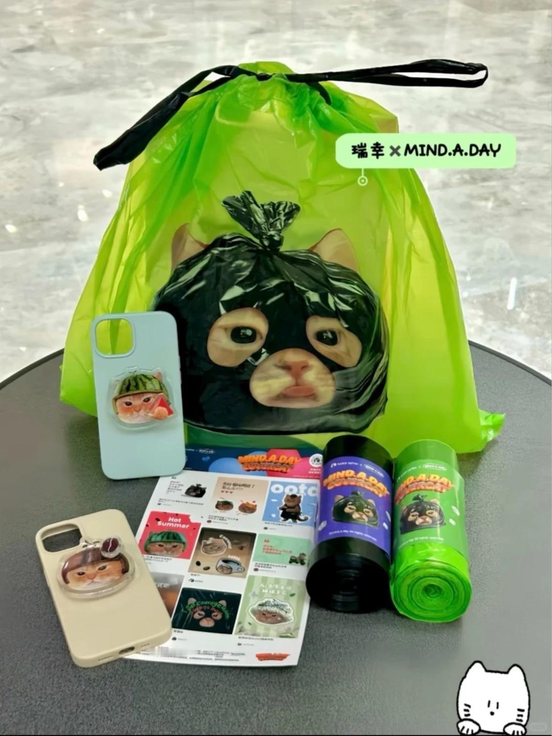 谁来管管现在的垃圾袋谁能想到垃圾袋也能火上热搜！瑞幸猫头垃圾袋萌度拉满，可爱到舍