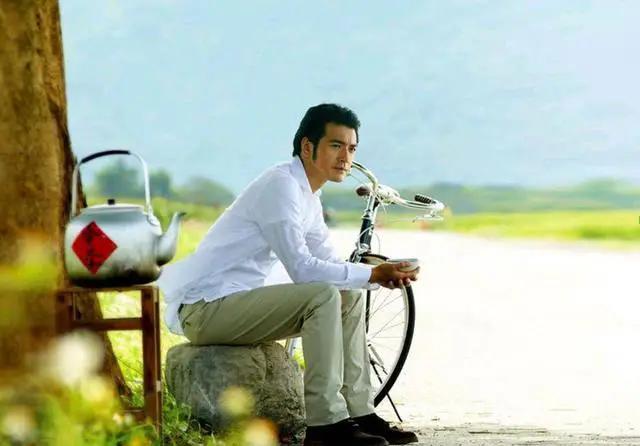 金城武低调隐退整整7年，几乎彻底淡出大众视野，没人知道这位昔日顶流男神去向何方。
