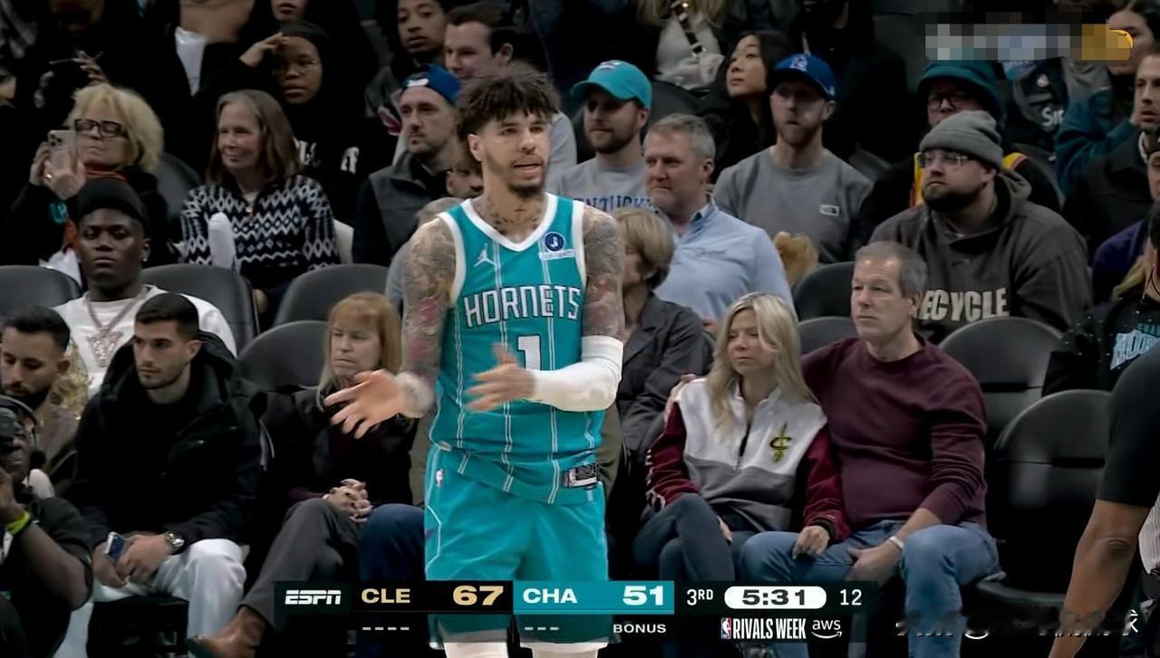 黄蜂当家球星鲍尔终于不嚣张了！在今天黄蜂主场以87：94不敌骑士的比赛中，鲍尔的