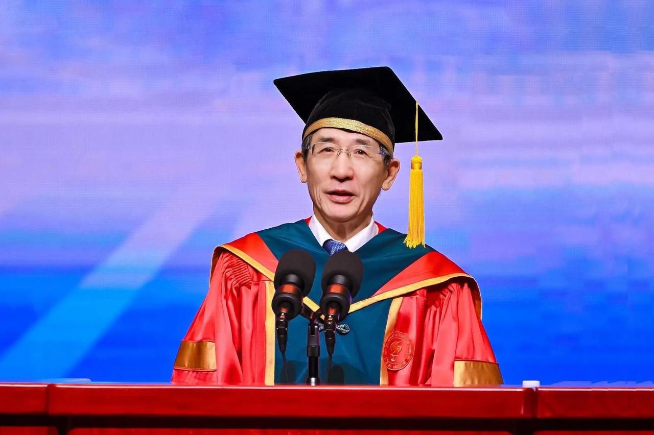 全世界等了整整一百多年，等一个从中国本土实验室长出来的诺贝尔物理学奖。北京时间1