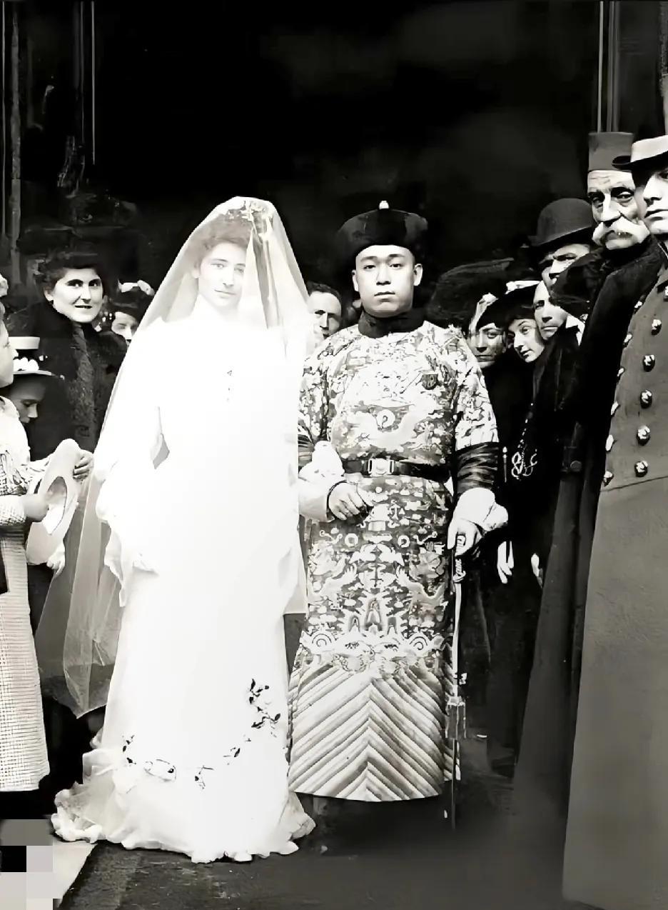 1902年，清廷驻法公使裕庚之子馨龄，在巴黎迎娶法国钢琴教师吉纳维芙。这是中国