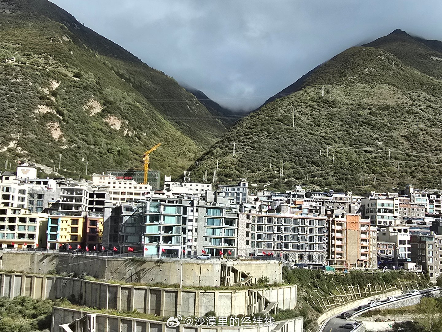 前几天路过四姑娘山，沿途还在的民宿投资如火如荼，都想分一杯羹。景区容量有限，又加上拥堵让不少人望而却