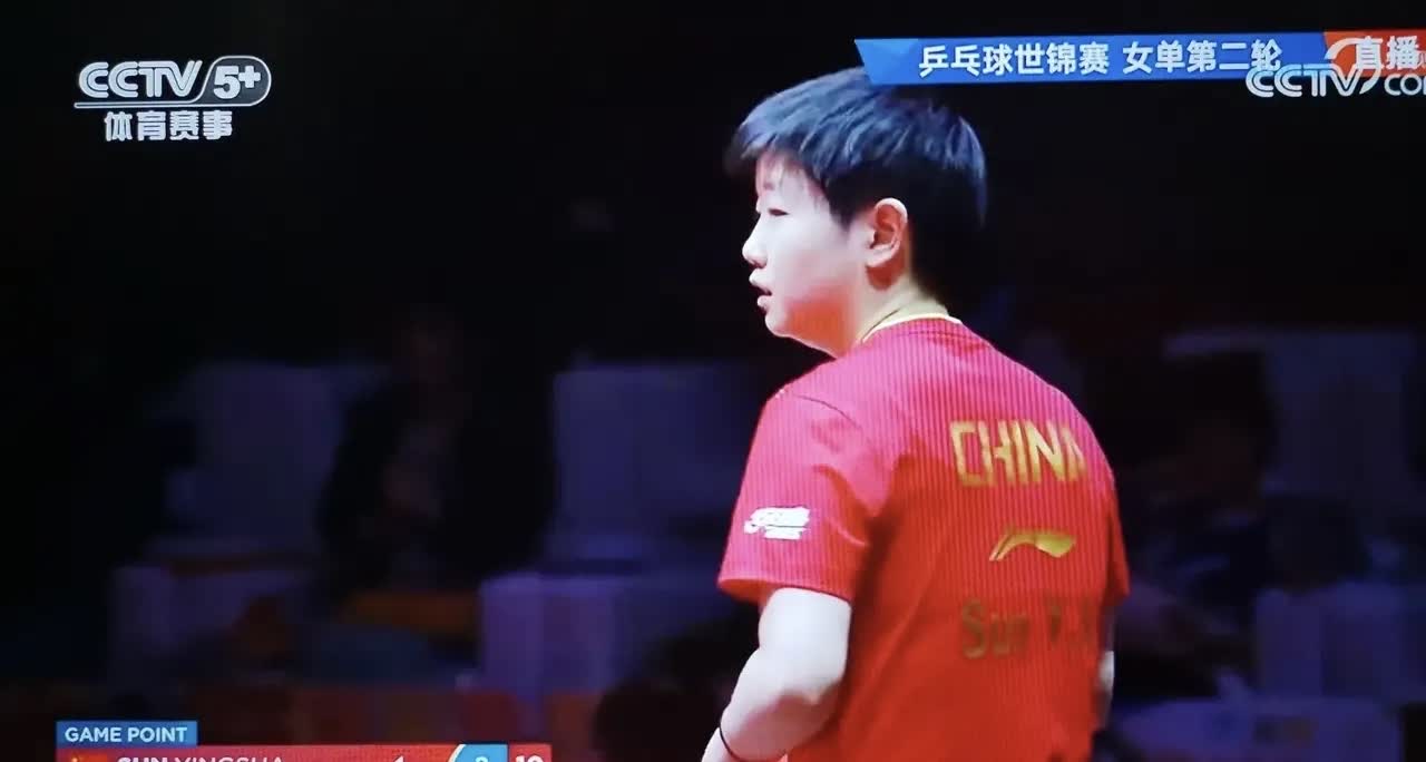 能让孙颖莎停下来，慢慢琢磨下一个球该怎么发？证明对手还是给她造成了一点点的麻烦，