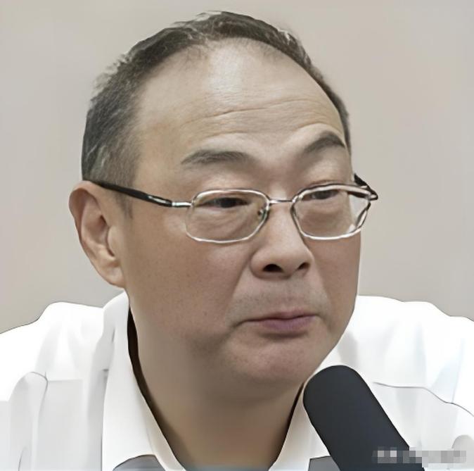 完全同意金灿荣教授的观点，中国没有必要，再三要求日本就侵华罪行道歉了。咱们纠