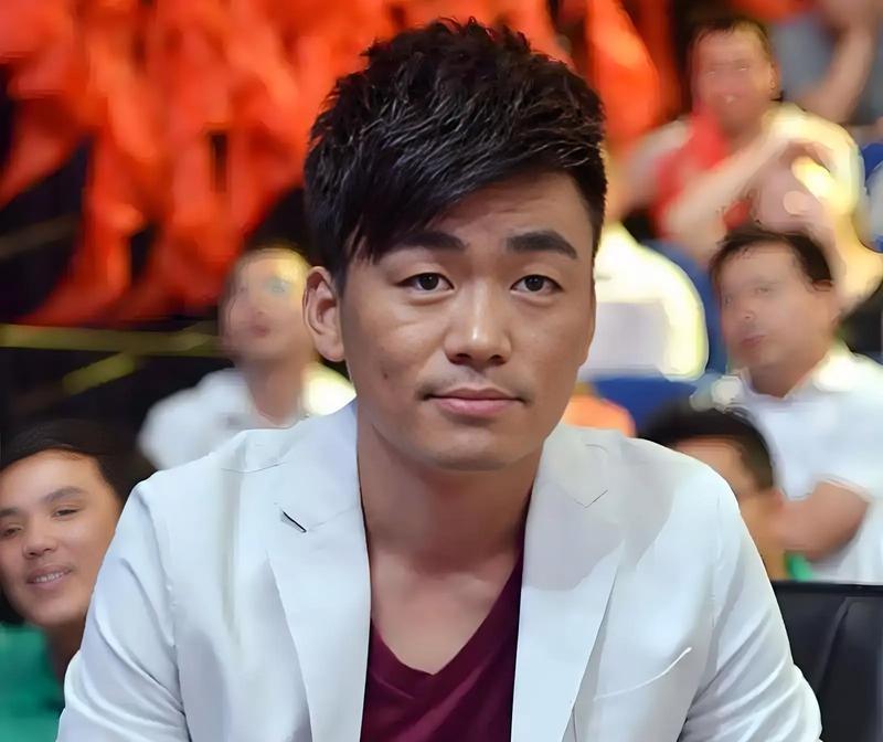 直播间弹幕炸了。马蓉强笑，手在抖。货没卖出去，评论区刷屏“出轨”二字。七年