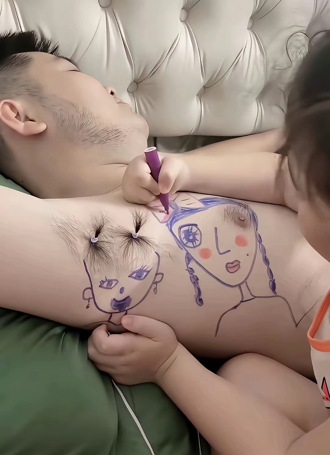这闺女很有画画天赋，这么专注的创作，主要是爸爸还那么配合做画板！