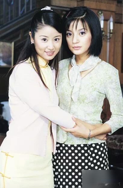 这届大家的脑洞，我是真服气。硬生生把一部哭哭啼啼的情深深雨濛濛，给盘成了悬疑