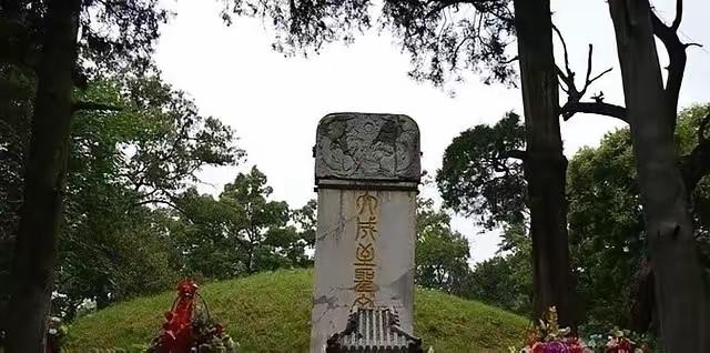 1966年11月12日，孔林遭受了大规模的破坏，孔子墓首当其冲，人们带着极大