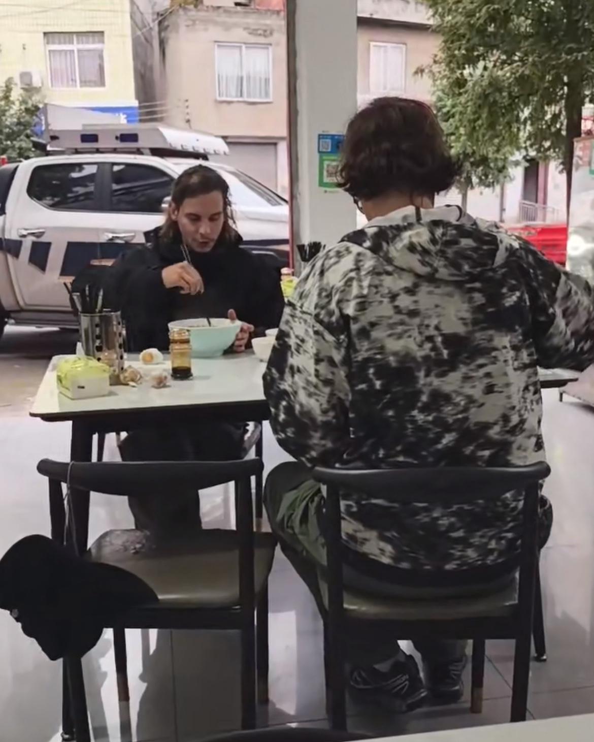 两个俄罗斯小年轻穷游中国，流落四川被交警请吃面。他们身无分文，已经被多地警察掏腰