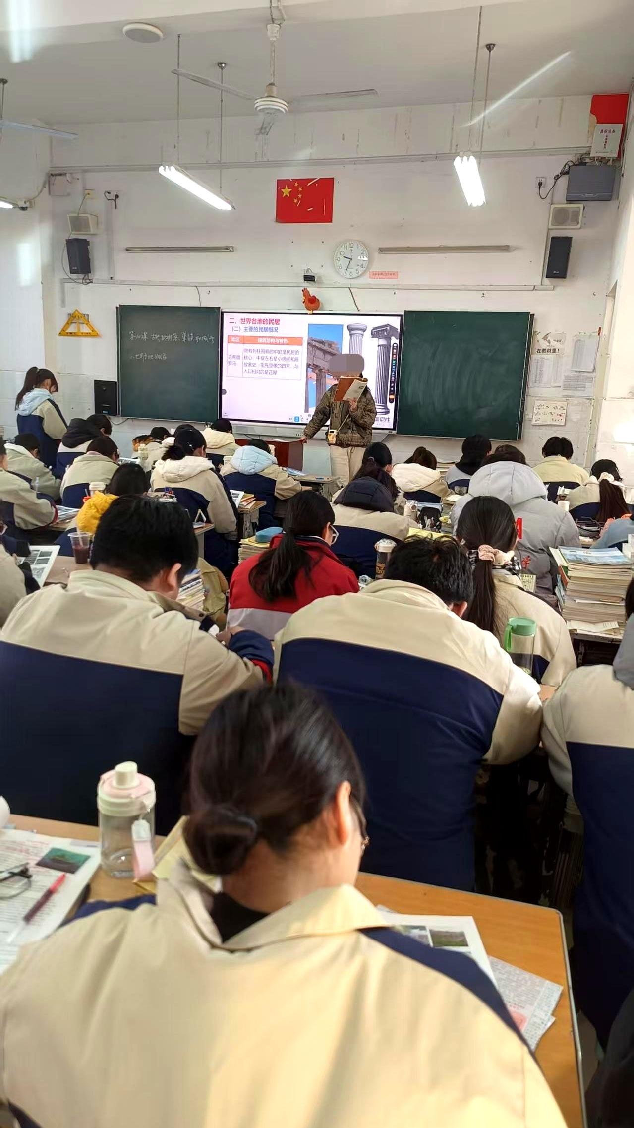 现在去高中转一圈，你会看到一个极其扎心的现象。重点班那帮孩子，本来底子就厚，全