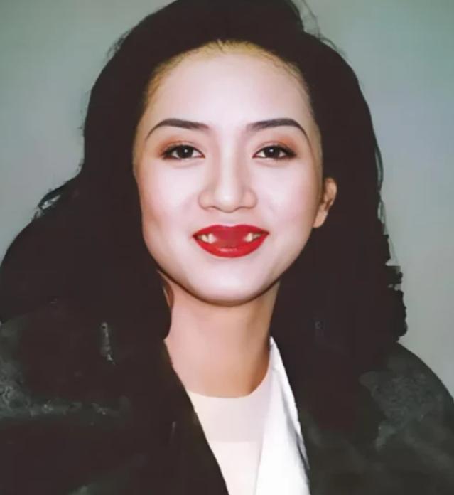 梅艳芳离世后不久，她的主治医生在一次采访中说道：其实她的病原本有可能治好的，但就