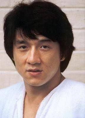 1990年，成龙来北京拍戏，被房产中介“洗脑”，购买的八套四合院，一共花费400