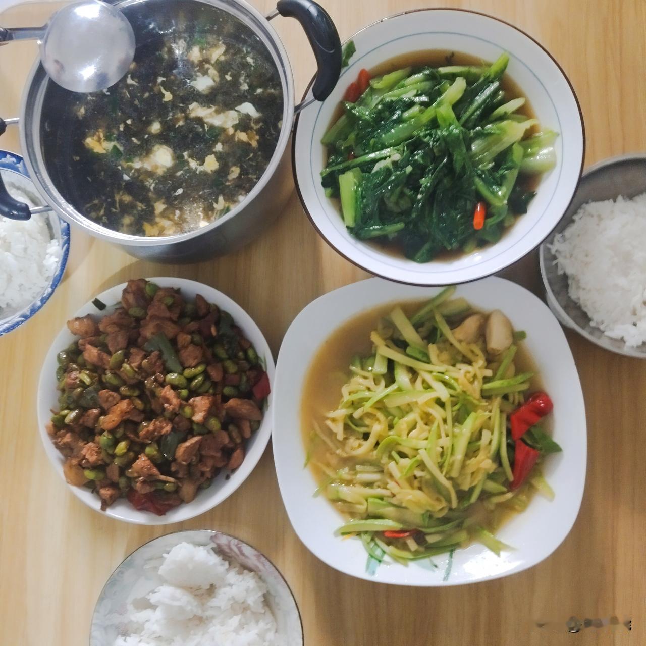 三天假期就这样结束了，时间啊过得太快了，今天中午大宝吃了饭就上学去了，小宝和我在