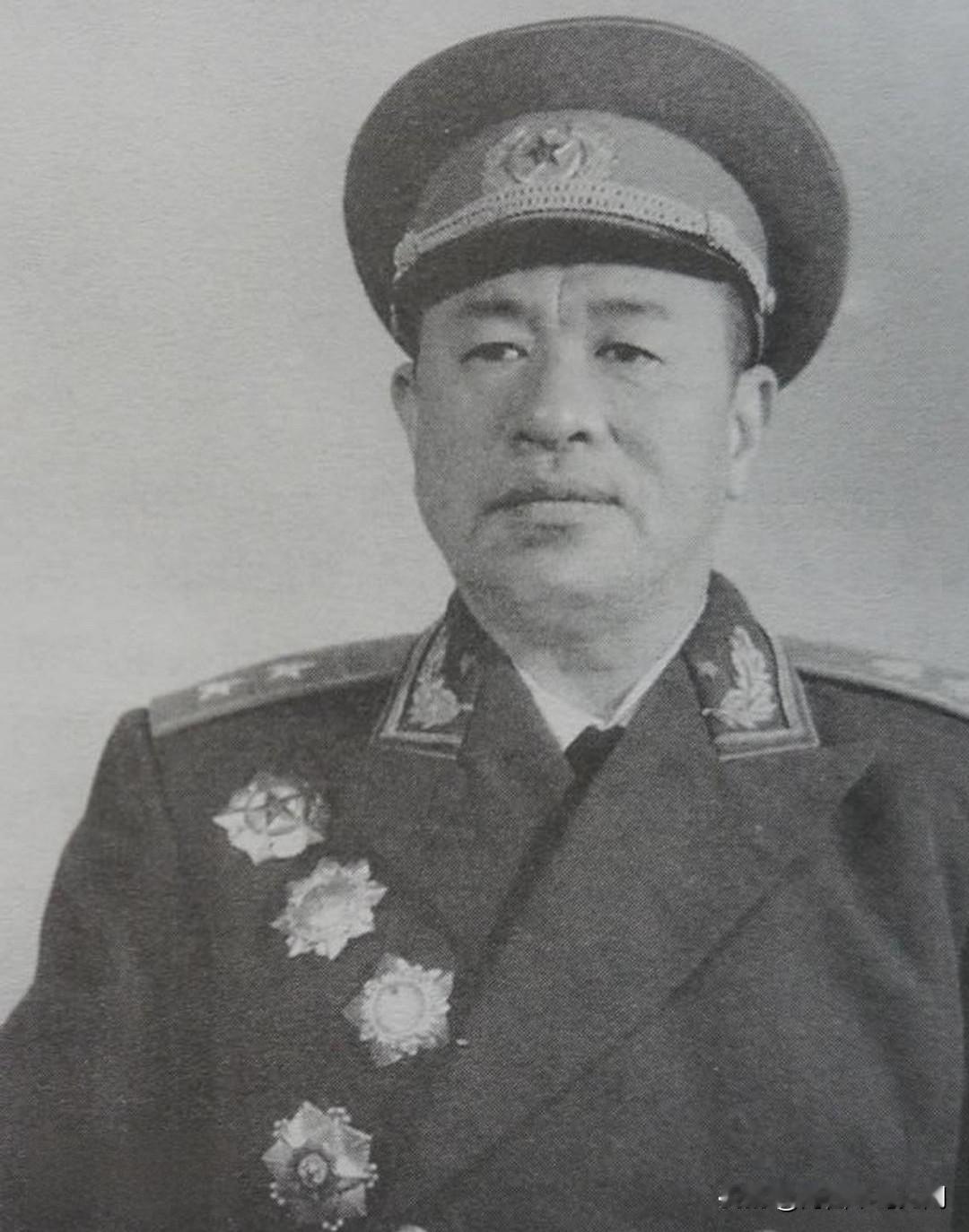 他是开国中将。19岁参加湘南起义。24岁任少共国际师师长。28岁任八路军留守兵团