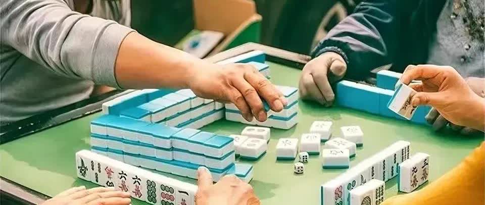 江西景德镇，某麻将馆内，四人正在愉快的打麻将，突然一女麻友不知何原因，从椅子上滑