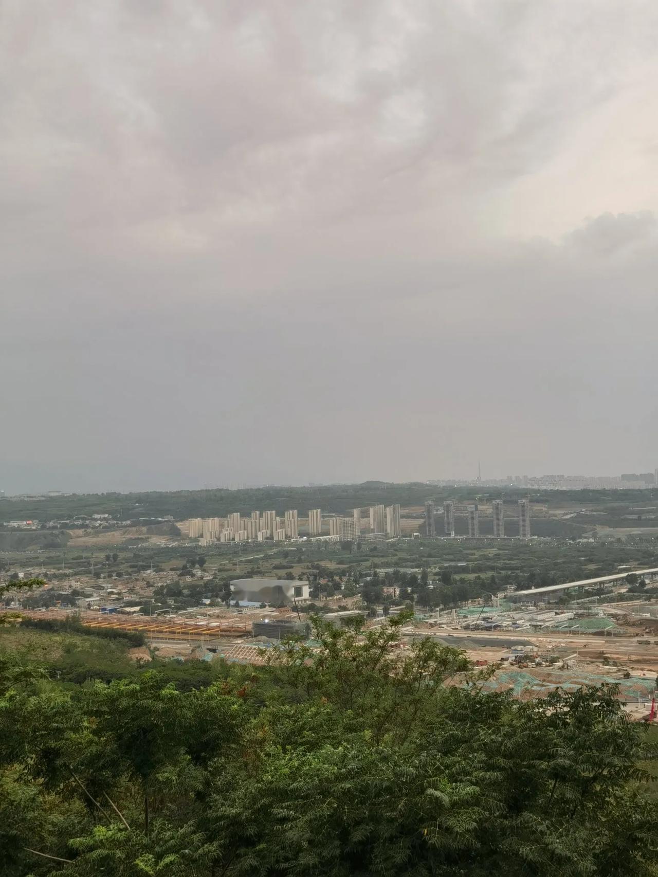 今天探访了位于西安东南方向的西安高铁东站建设工地，感觉建设规模宏大，配套道路完善