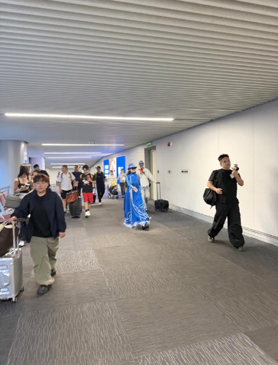 9月1日，杨丽萍坐飞机去长沙录综艺，打扮好怪异，穿了一身蓝色的衣服，指甲很长，但