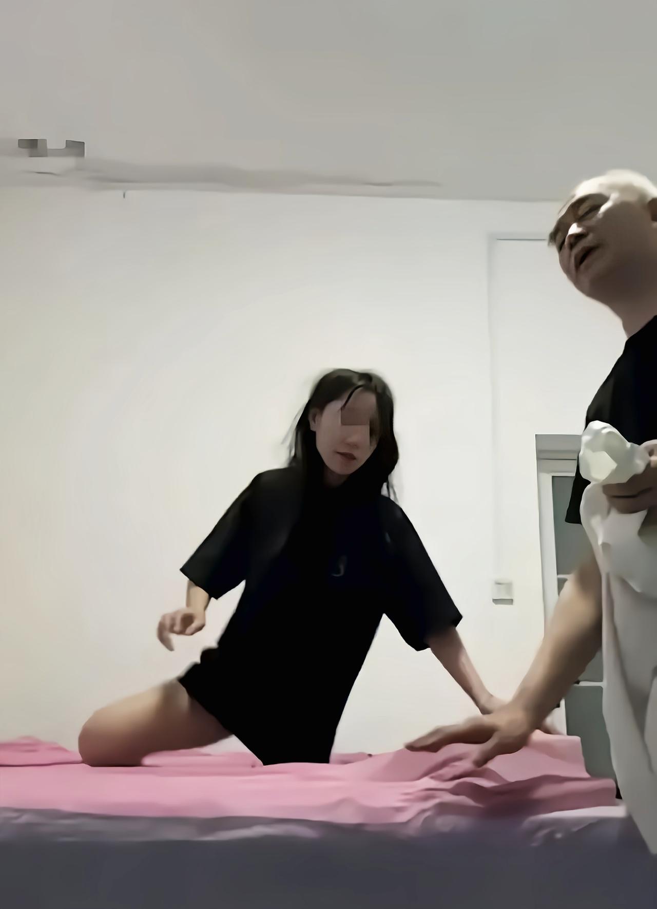 这是我见过最缺德的女人了！一女主播来到盲人按摩店，架好设备反锁门，就在按到一半