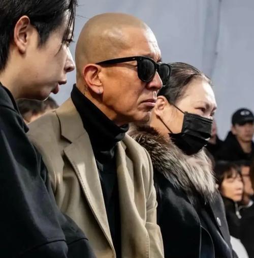 56岁的具俊晔近照曝光，看着确实苍老了不少，整个人都熬成了老头模样。说句实在话，