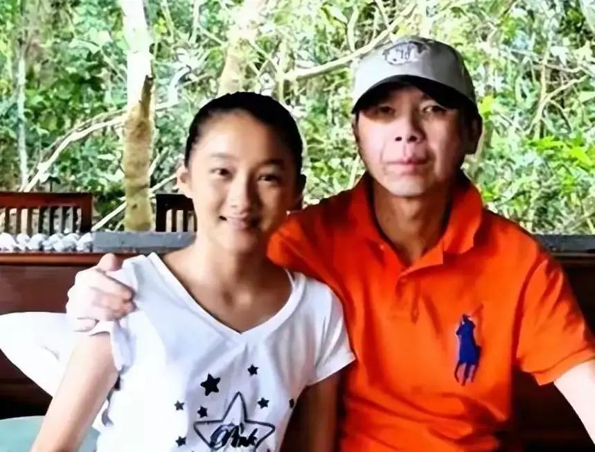 别再夸她“童星转型成功”了。关晓彤能接到张艺谋的戏，恰恰是因为导演们集体忘掉了