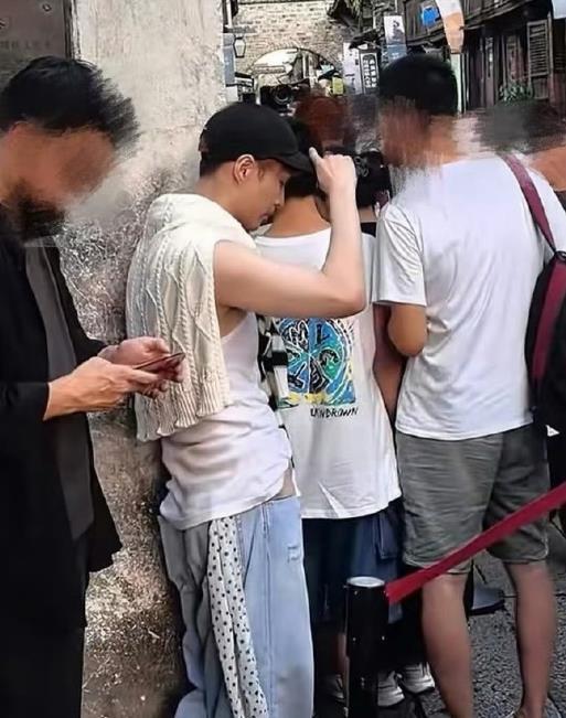 偶遇张艺兴排队买包子网友在乌镇遇到张艺兴排队买包子。从照片中可以看到该家包子铺