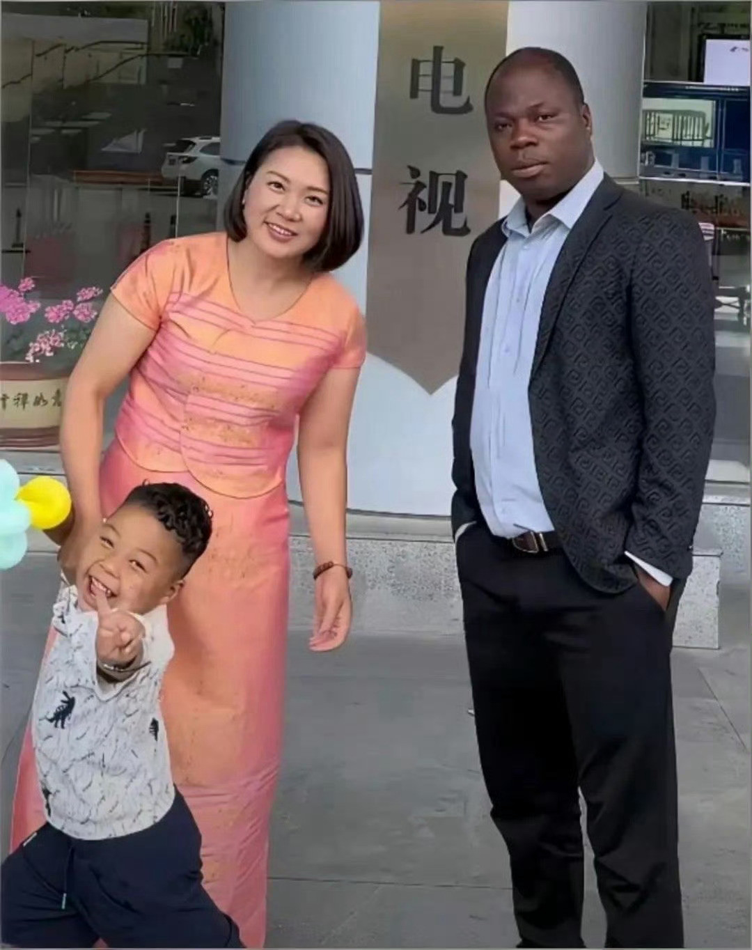 孩子一点儿都没随爸爸，看来还是国人基因强大