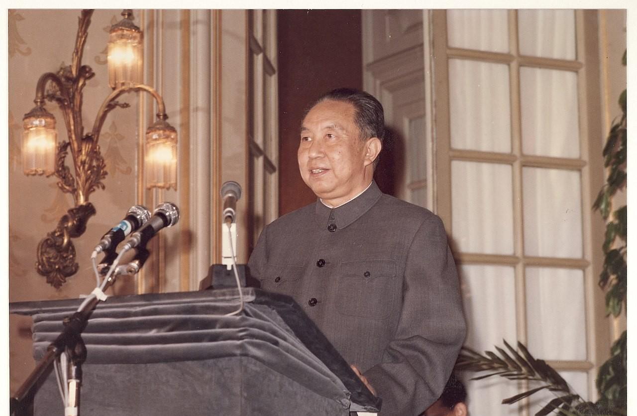 1980年冬夜，华国锋在中南海灯光昏黄的办公室中独坐。他桌上摊开着几份文件，都是