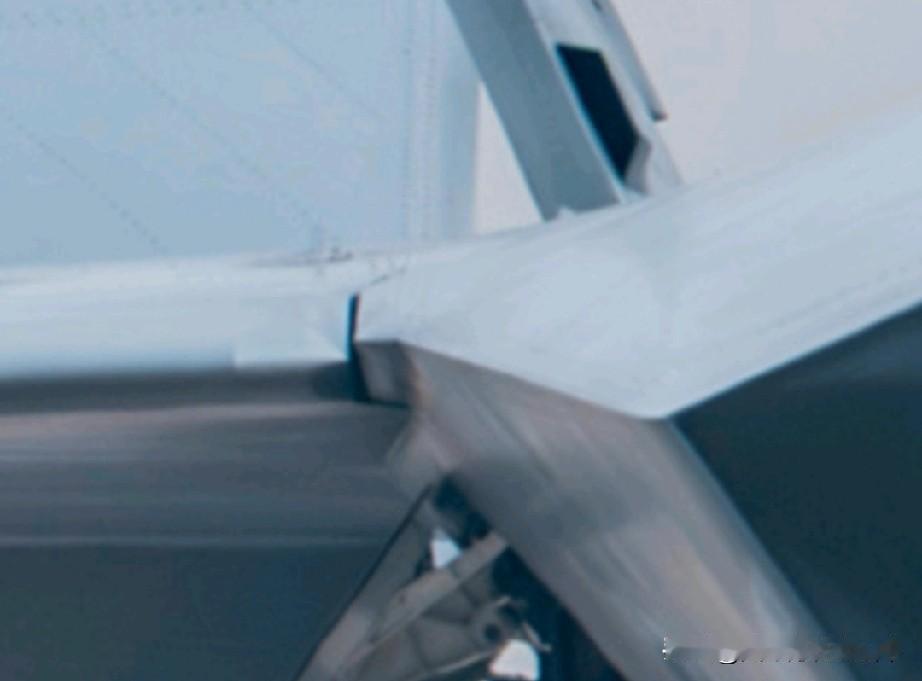 关于歼35前缘边条缩水和转轴问题...歼35的大后掠角尖前缘直边条看着简约