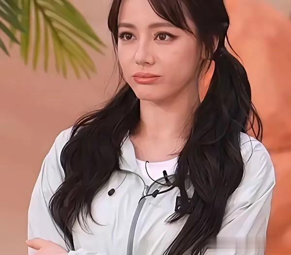 迪丽热巴现在确实不好认，不要说粉丝认不出了，和她经常合作的男明星想必也认不出来。