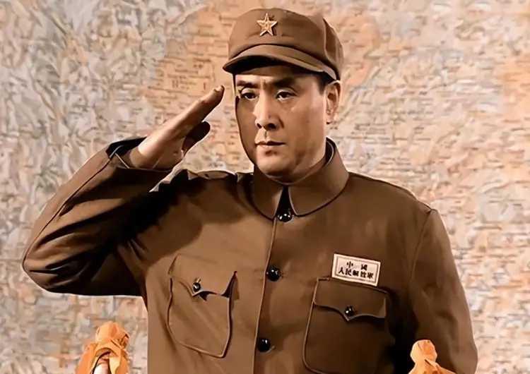 网友惊呼，丁伟也跑了，跑到新西兰了。68岁老戏骨王全有，在亮剑中饰演丁伟。那也