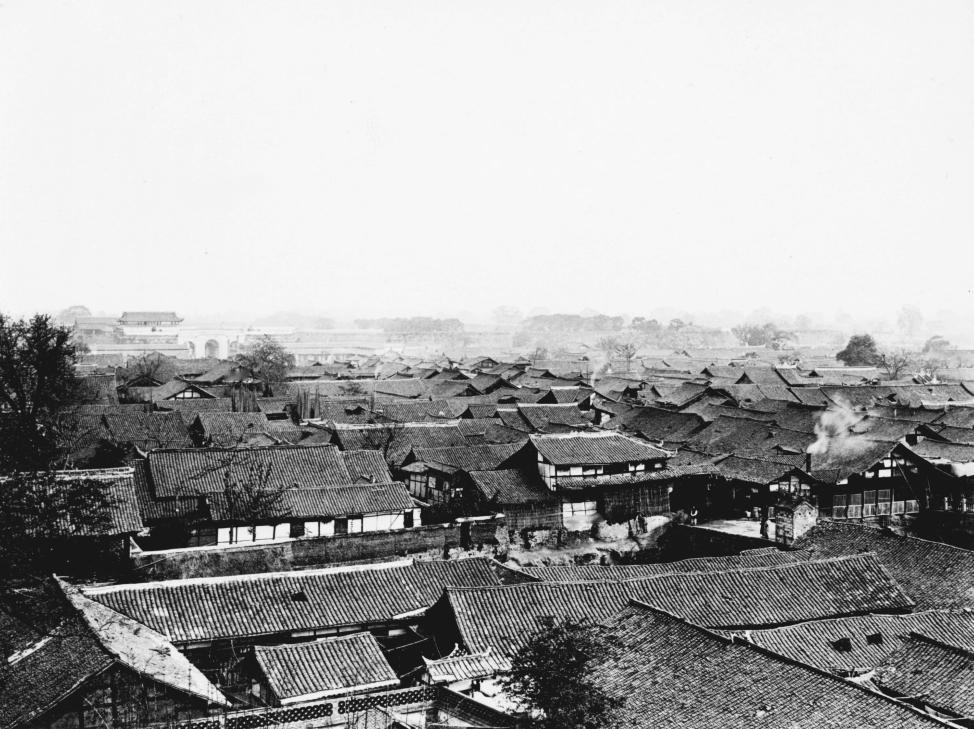 这是1904年成都城的鸟瞰景象（由美国地质学家张伯林拍摄记录），主体为川西传统民