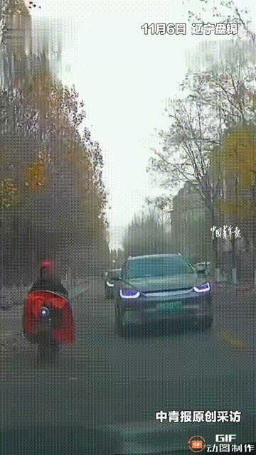 辽宁盘锦一位白车车主开车出门时，遇到一个老人骑电动车想要碰瓷，只见老人不断往旁边