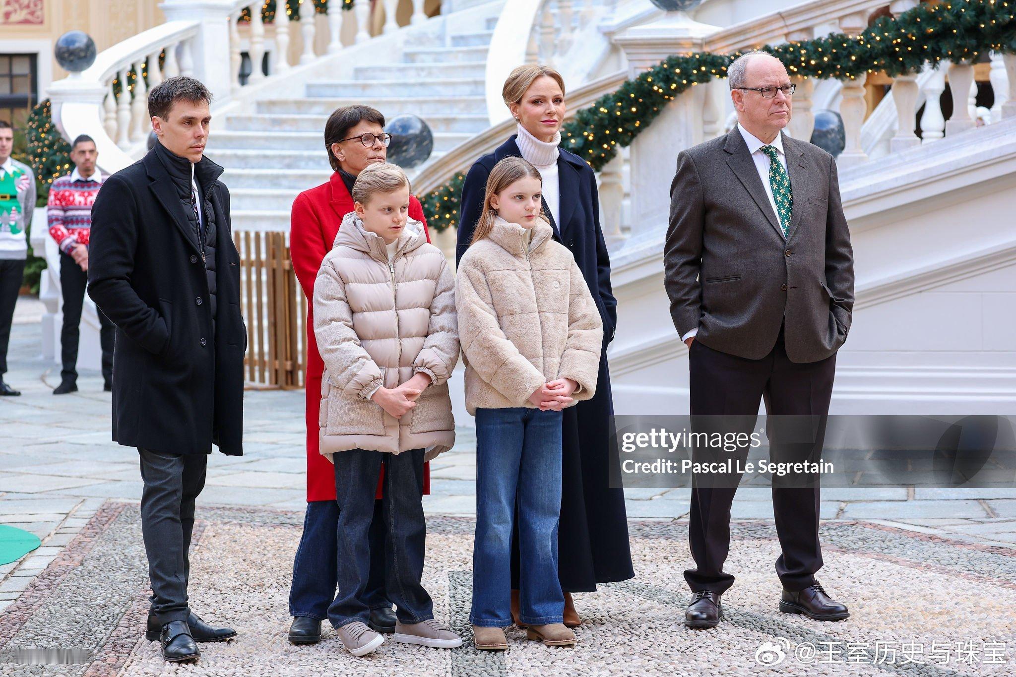 新闻2025.12.17摩纳哥亲王一家、斯蒂芬妮公主及儿子路易斯和小女儿卡米