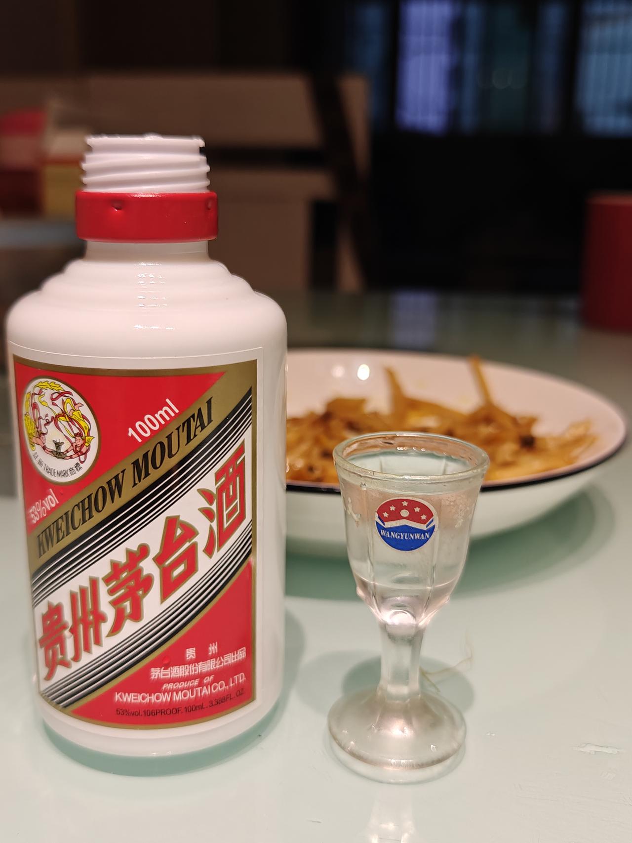 昨天刚到货的53vol100ml飞天茅台今天就急不可耐的开瓶品尝了。先用鼻子闻