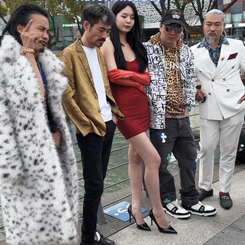 其实啊，阿四外表随性洒脱，内心还是非常善良的。他日常出门逛街，只要在路上碰到捡废