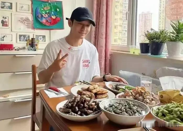 黄晓明真是太幸福了，在老家拍戏，这是三天两头被亲妈，被亲属探班，送美味佳肴。可