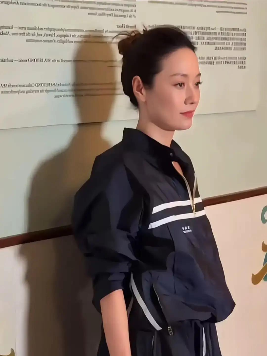 马伊琍长发新视频一出，评论区全是“姐杀疯了”我刷到画面，她穿白衬衫，头发一甩，直