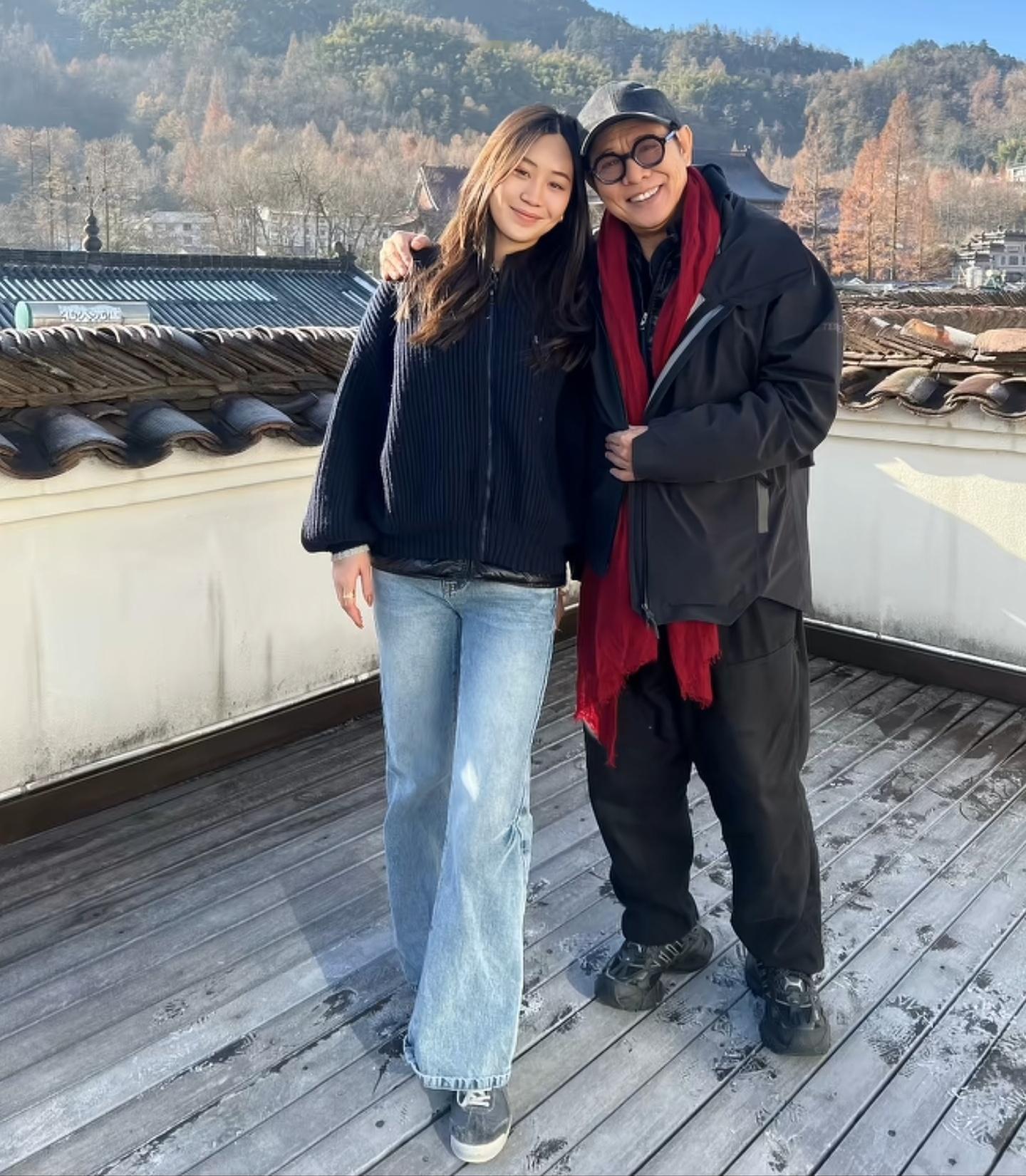 李连杰在社交平台晒出与22岁女儿Jada在九华山的
